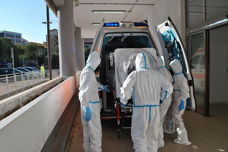 0001 Esercitazione Ebola_arrivo ambulanze