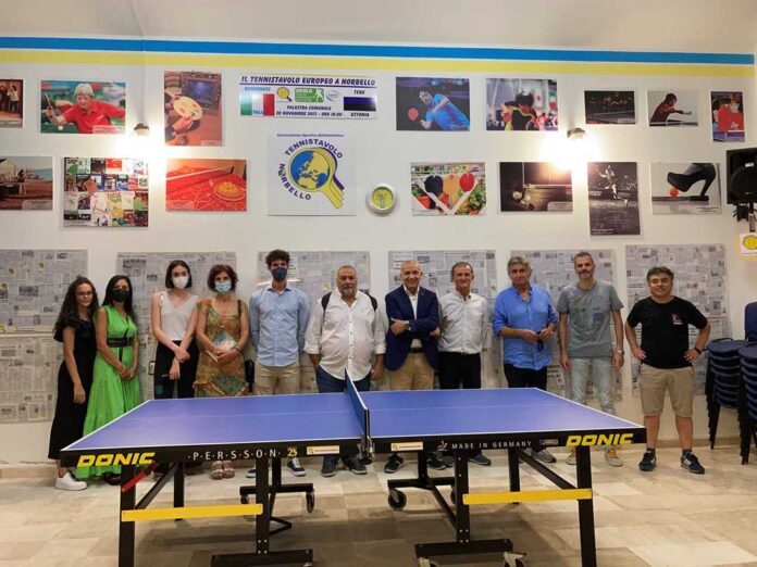 Foto ricordo della visita nella sede del Tennistavolo Norbello