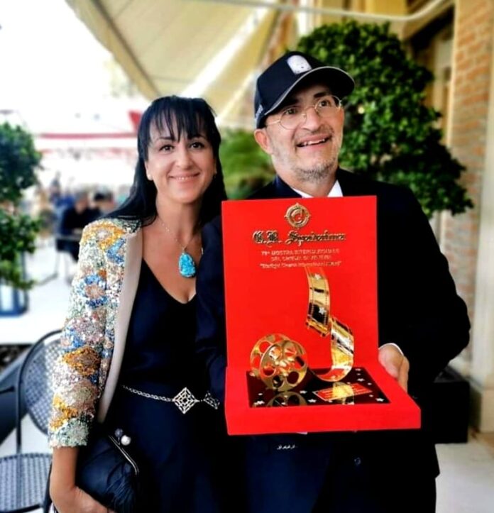 FOTO CARLO OLMO CON PREMIO FILM