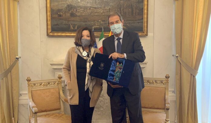 Presidente Musumeci e presidente Upmc Leslie Davis