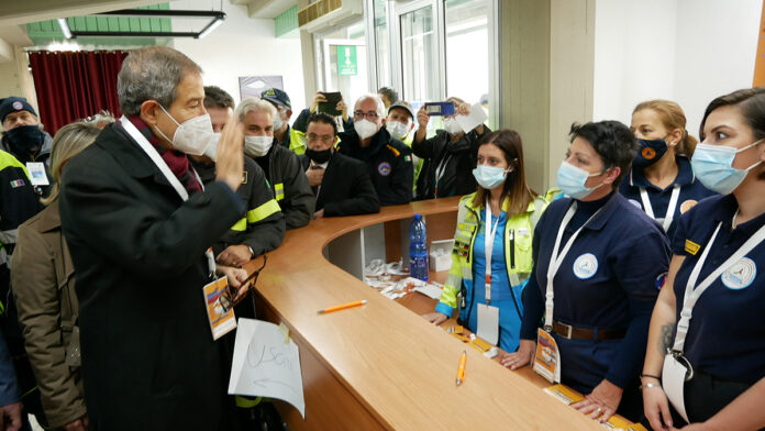 Giornate volontariato 17 10 2021 Musumeci al desk coi volontari