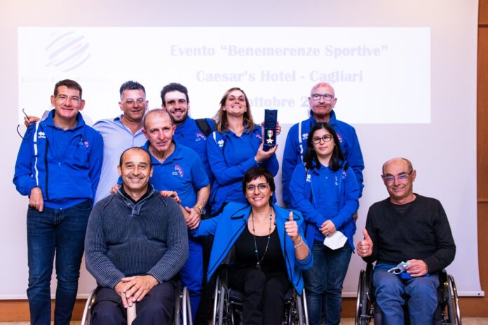 Gruppo saspino in posa con la presidente CIP Sardegna Cristina Sanna (Foto Lorenzo Luciani)