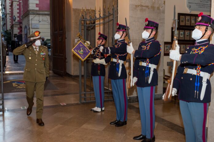 Presentazione del catalogo Reperti e Cimeli della Sala Museale di Storia, Arte e Cultura della Scuola Militare Nunziatella - Foto 2 - Resa degli onori al Capo di Stato Maggiore dell'Esercito