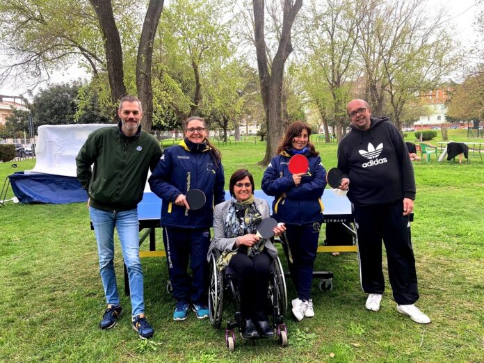 Al centro la presidente del CIP Sardegna Cristina Sanna con lo staff della Fitet a Oristano