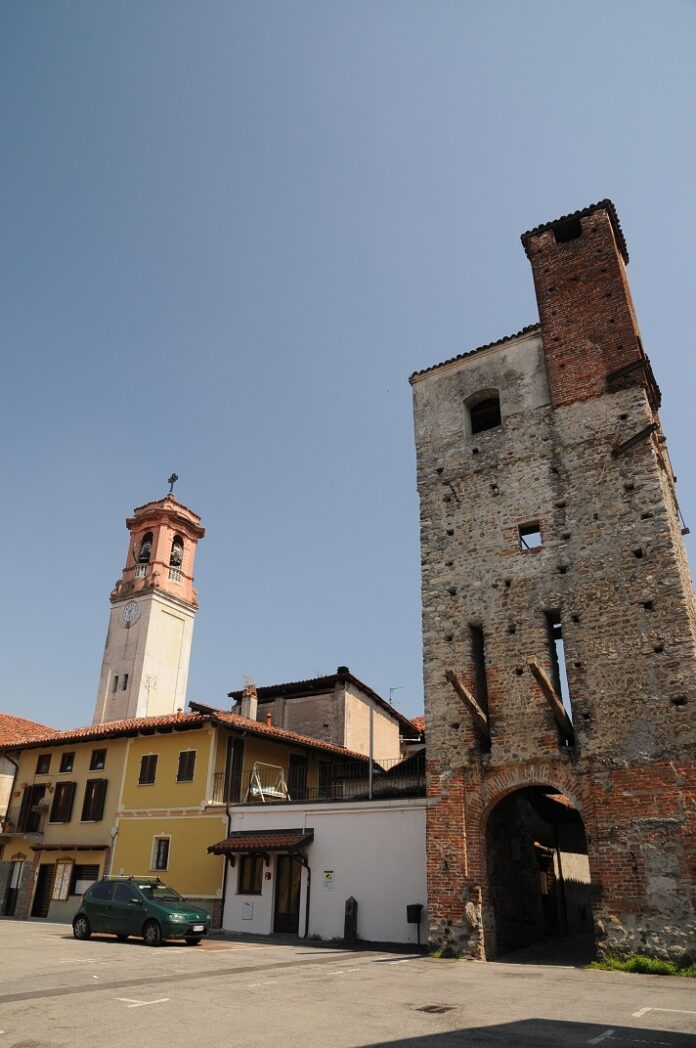 piazza_torre_Ricetto_20882a