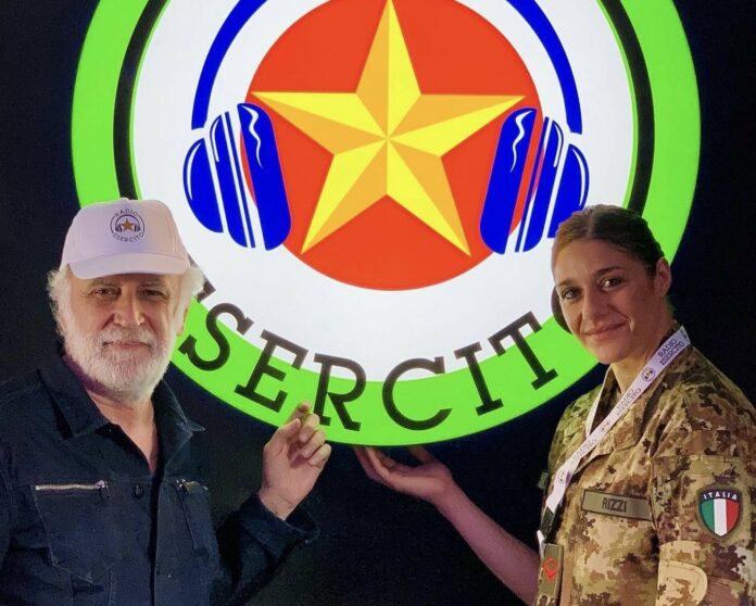 01_Marco Lodola consegna la sua opera