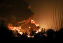 Raid aerei statunitensi e israeliani sul porto di Bandar Khamir nello Stretto di Hormuz