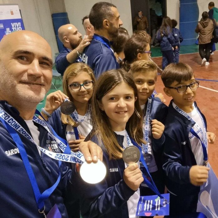 I ragazzi della MuayThai con il maestro Casu