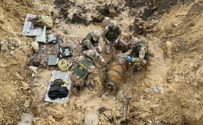 Foto 1 - Artificieri dell'Esercito e bomba da 1000 libbre