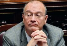 Prof accoltellata, Valditara: “Prossimo passo vietare social a under15″