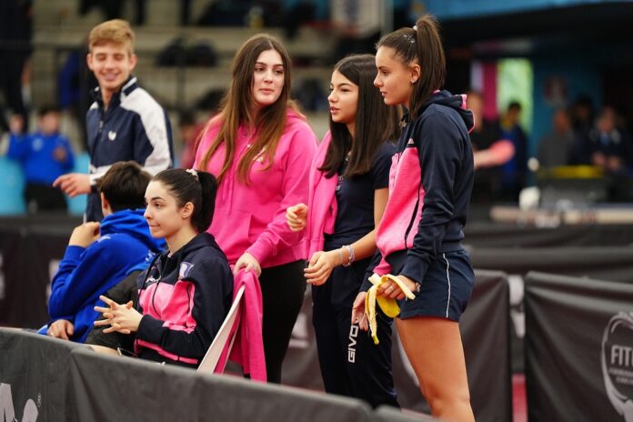 In piedi al centro Francesca Seu con le sue compagne del Muravera TT (Foto Fitet)