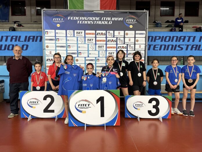 Il podio under 11 a squadre femminile (Foto Giuseppe Di Carlo)