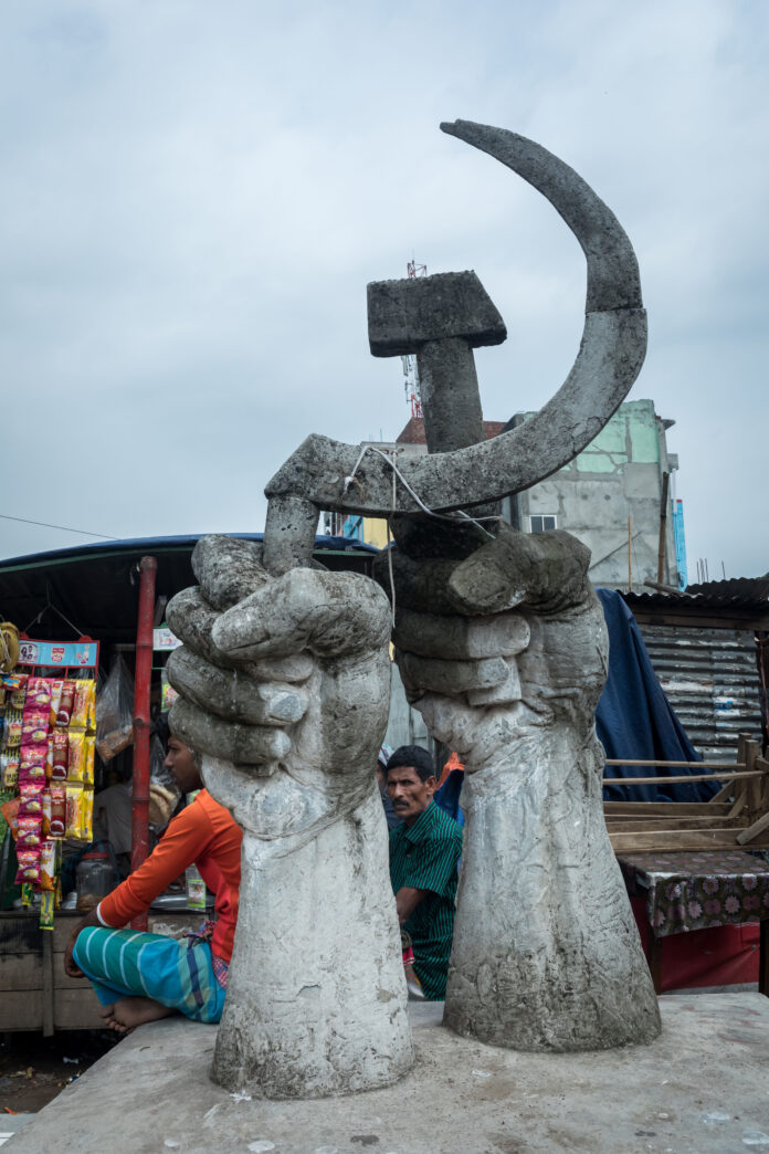 monumento nel cratere dell'edificio