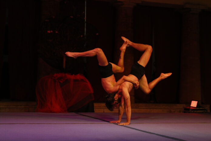 B-You teatro acrobatico