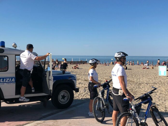 Controllo della spiaggia da parte degli agenti della Polizia locale (1)