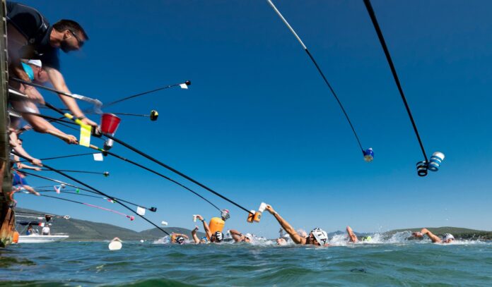Durante un rifornimento gara acque libere (Foto Giorgio Scala)