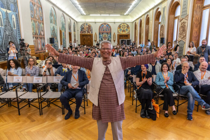 FESTIVAL-DELL-ECONOMIA-Sostenibilita-e-sviluppo-economico-Nella-foto-Muhammad-YUNUS-e-pubblico-in-sala-Data-28-maggio-2023-Luogo-PALAZZO-DELLA-PR_imagefullwide