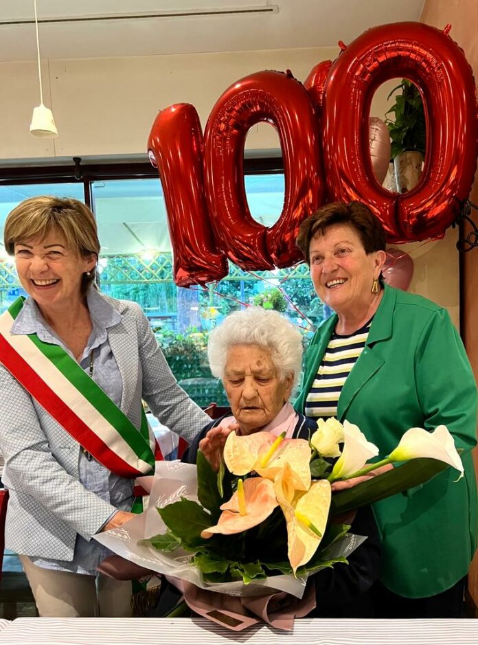 Festa cento anni Maria Ercolani con sindaca Angelini e assessore Zoffoli maggio 2023 (2)