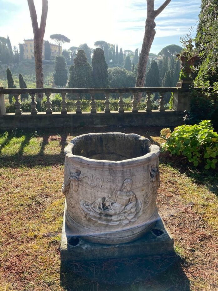 Fontana in marmo bianco epoca1500 Genova (1)