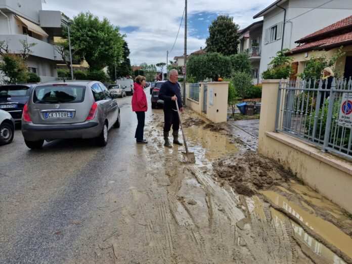 Sindaca incontra residenti dopo alluvione Emergenza maltempo Riccione 17 maggio 2023 (4)