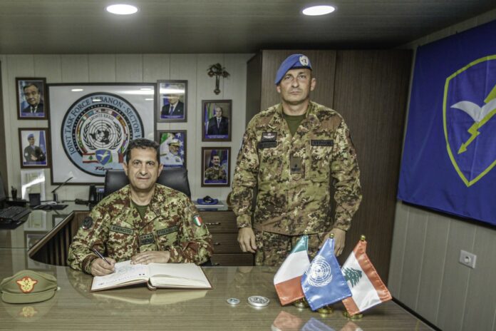 5. La firma dell'Albo d'Onore della Joint TAsk Force Lebanon Sector West
