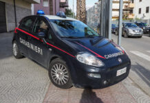 Lancia moglie dal balcone, arrestato