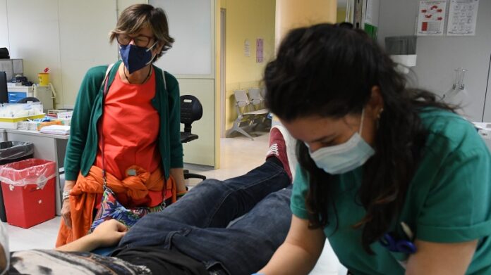 La professoressa con uno studente che dona