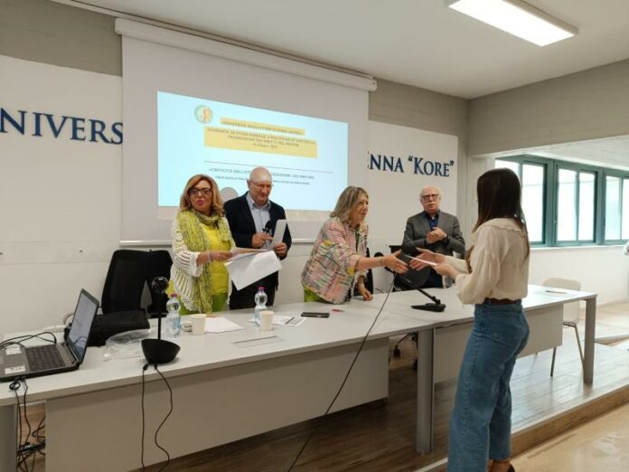 L'assessore Albano consegna le borse di studio a 20 studenti della Kore di Enna (2)