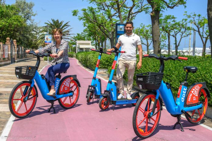Presentazione servizio Monopattini e biciclette giugno 2023. sindaca Daniela Angelini e assessore Simone Imola con staff di Dott (1)