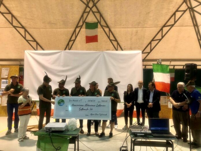 La consegna dell'assegno a favore dell'associazione Alzheimer di Latisana