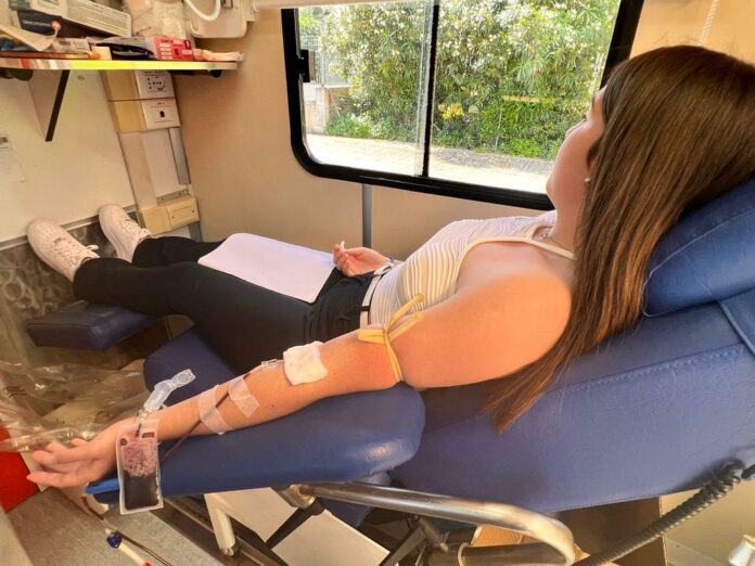 studentessa che dona il sangue