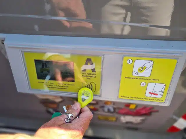 Una-App-per-aprire-i-cassonetti-Alia-©-Alia