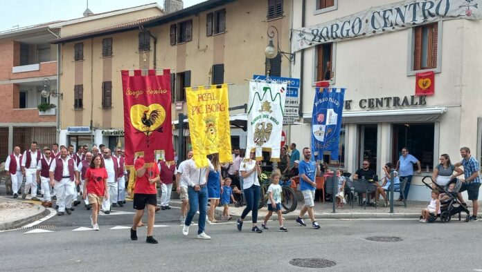 Il corteo con le insegne dei borghi