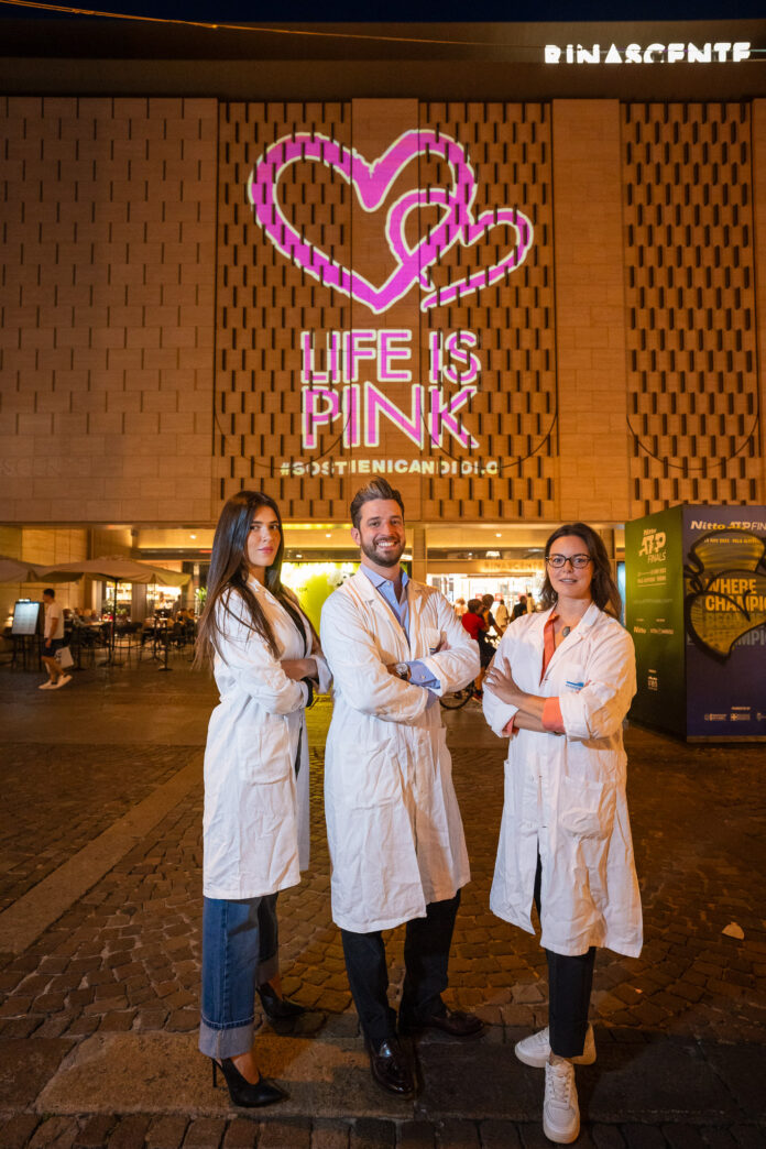 Foto proiezione logo Life Is Pink
