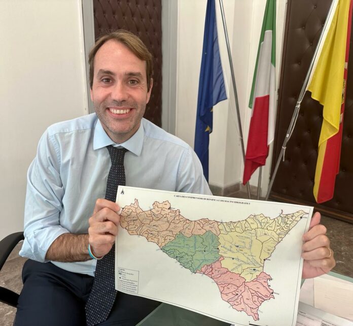 L'assessore Sammartino con la mappa dei futuri nuovi consorzi di bonifica