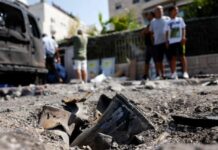 Gaza, crolla una palazzina danneggiata dai bombardamenti israeliani: almeno 20 i morti