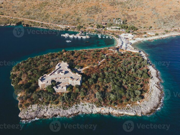 27730019-il-castello-di-porto-palermo-nel-albania-di-fuco-foto