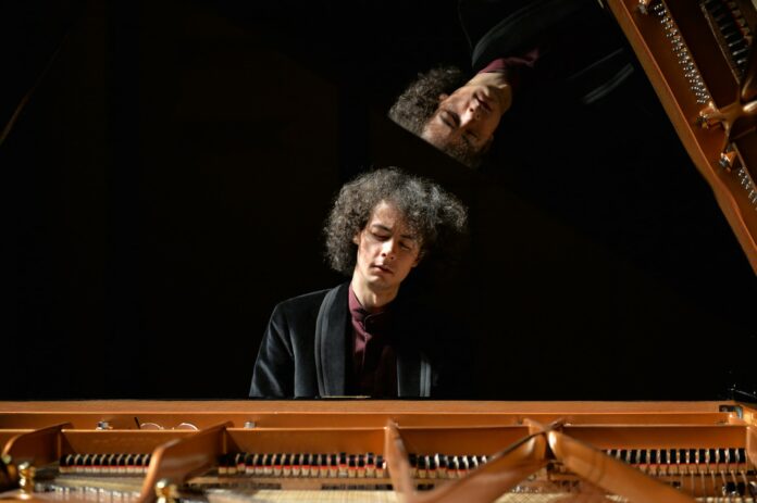 CAN CAKMUR, pianista