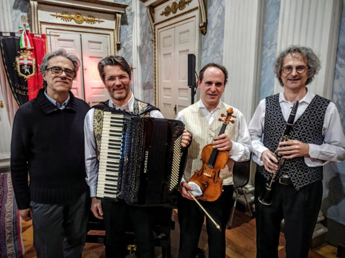 Da sinistra, l'attore Paolo Zavattaro e il Trio Klezmer
