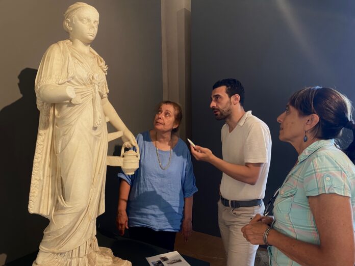 PNT_Sacerdotessa di Iside. Sx gli archeologi Gabriella Tigano (direttrice Parco), Dario Barbera, Maria Grazia Vanaria