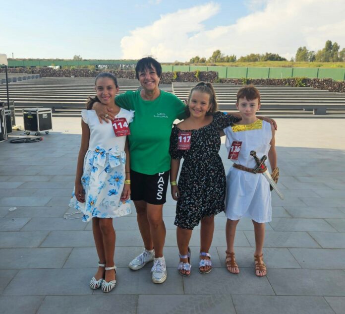 Laura Leo con i giovani artisti Sofia Poleggi, Aurora Anselmi e Mirko Bernardini