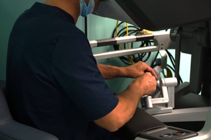 0003 Intervento DaVinciSinglePort_la mani_sul_robot