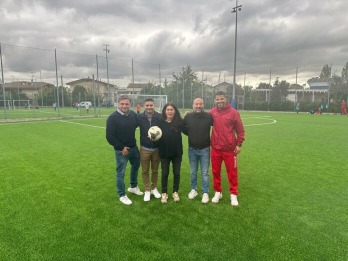 Campi di viale Dell'Artigianato. Da sinistra, Roberto Fabbri, Simone Imola, Arianna Fabbri, Filippo Forti e Matteo Ortalli