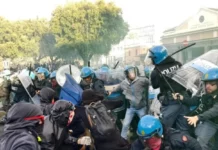 Corteo studenti Torino, lancio di sassi contro gli agenti