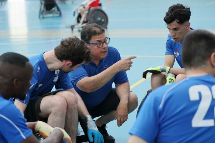 Al centro coach Nicola marcello illustra le strategie di gico ai suoi atleti