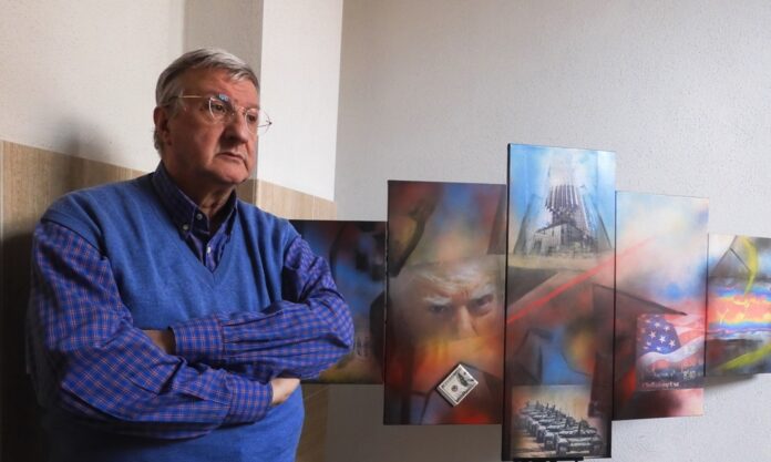 Francesco Guadagnuolo con la sua opera - Il ritorno di Trump-