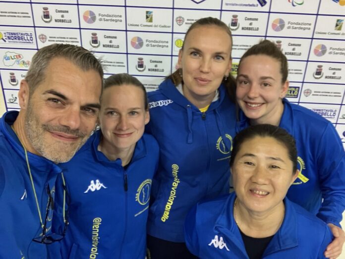 da sx il presidente Carrucciu, Matelova, il tecnico Dzelinska, Tofant, Tan Wenling