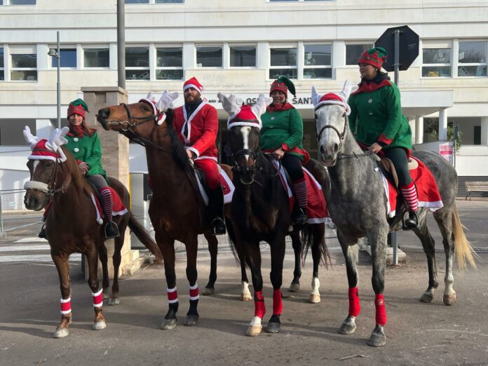 Annalisa Sanna elfi e cavalli davanti all'ospedale