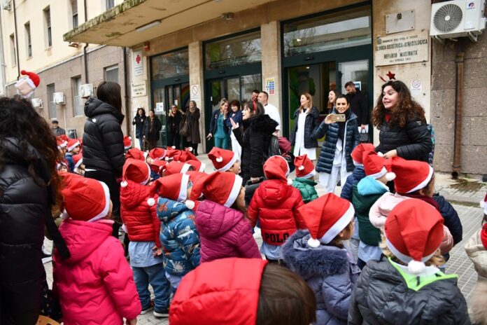 I bambini davanti al Materno Infantile