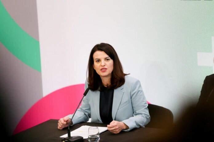 Albana-Kociu-Minister-i-Shendetesise-dhe-Mbrojtjes-Socaile-scaled